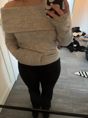 Stickad tröja - Beige off shulder stickad tröja. Från hm använd 1 gång 