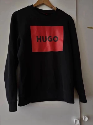 Svart sweatshirt från HUGO - Har haft den i en månad och använd den knappt. Pris kan diskuteras 