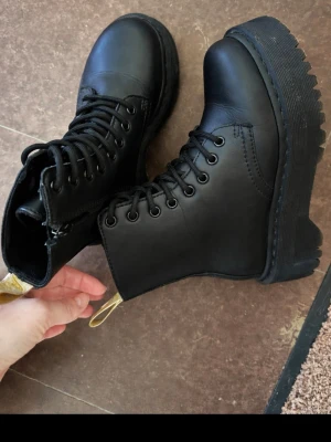 Dr.Martens JADON II MONO platform - Jätte bra skick. Storlek 36