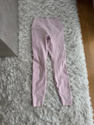 Tränings tights  - Rosa tränings tights från hm. Aldrig använda 
