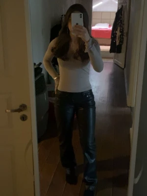 Skinnbyxor  - Extremt fina skinnbyxor som endast är använda 1 gång. Köpta på laged157 men tror ej de finns kvar. Väldigt bekväma och stilrena.