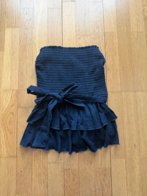 Tubtopp med volang och knytning - Supersöt topp från Hollister i bra skick, lite små noppror på insidan av volangen men inget som påverkar användning, går att knyta eller ta bort bandet runt😇💖 Passar S-M!