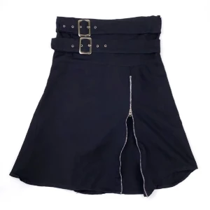 Svart kjol med bälten och dragkedja - Cool svart kjol med två breda bälten i midjan och en synlig, vågig dragkedja framtill. Kjolen har en lätt utställd form och ger en edgy vibe. Perfekt för dig som vill sticka ut med detaljer och en unik look.