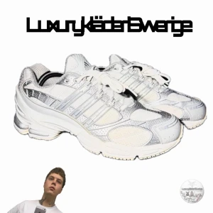 Adidas ozweego PRO - Snygga Adidas ozweego Pro . sneakers i vitt med silverdetaljer och klassiska tre ränder på sidorna. Skorna har en sportig design med mesh och syntetmaterial, samt tjock sula för extra komfort. Perfekta för dig som gillar en clean och modern look. Som Raf Simons