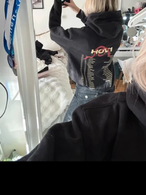 Svart Hov1 hoodie med tryck - Säljer min hov1 merch från 2024. den är i storlek M men sitter mer som S! Adligt använt den därför väljer jag att sälja. Skicka gärna förslag för priset!
