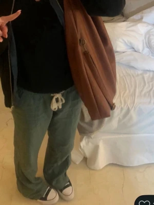 Roxy linnebyxor  - Säljer dom jätte snygga och fina, trendiga Roxy linnebyxorna. Dom är i en jätte fin grön färg som passar perfekt nu till våren och sommaren, dom är i storlek L, säljer då dom tyvärr blivit för korta för mig❣️ tveka inte att skriva om ni undrar över något!❣️ pris går alltid att diskuteras!❣️❣️(inte min bild)