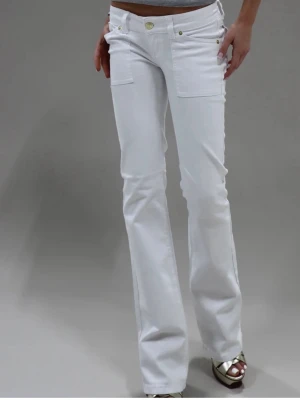 G-Rise vita bootcut jeans - Snygga vita bootcut jeans från g-rise. Storlek S och är använda 2 gånger. Med guldiga detaljer.