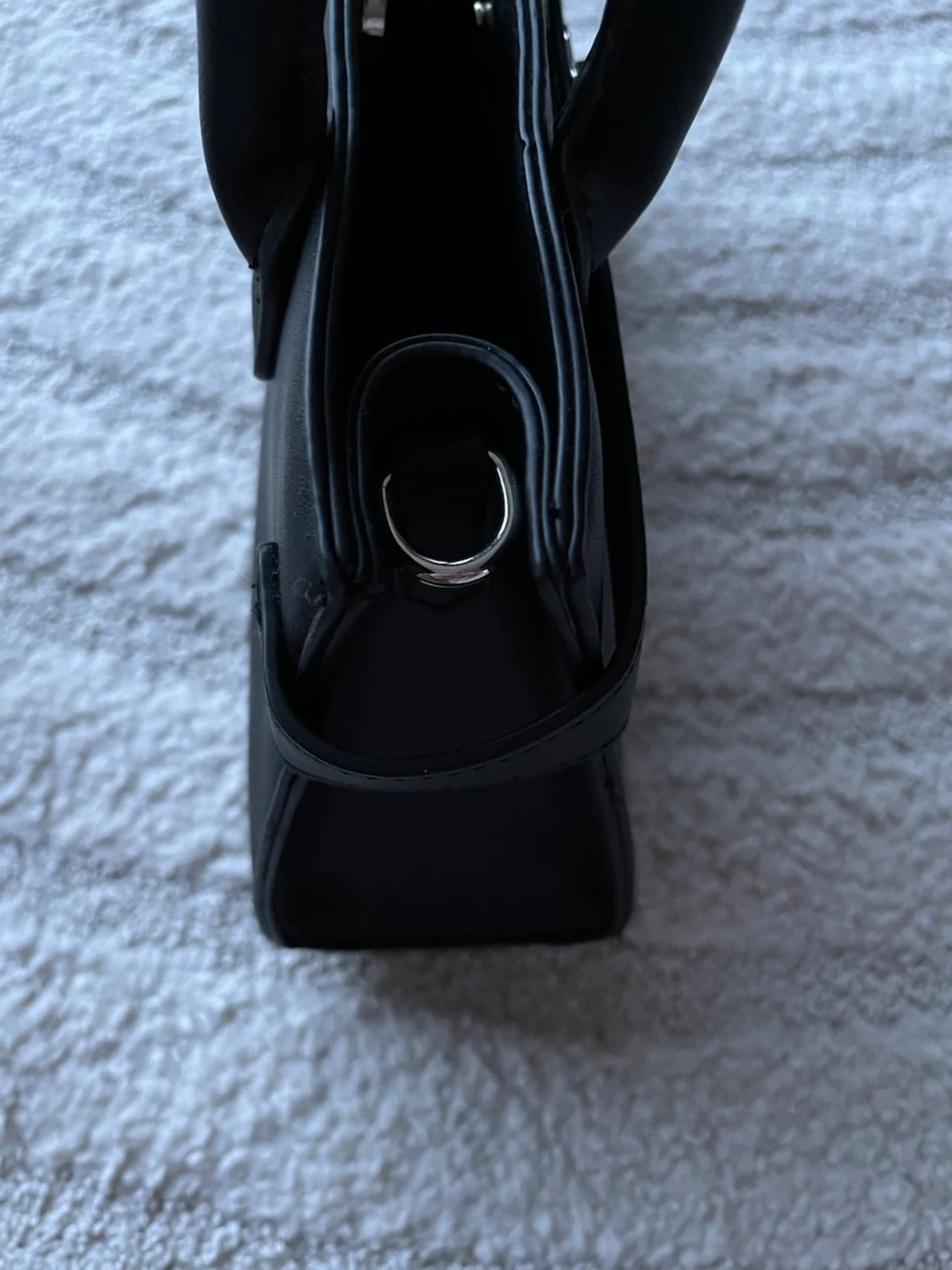 Svart handväska med hjärtspänne - 4