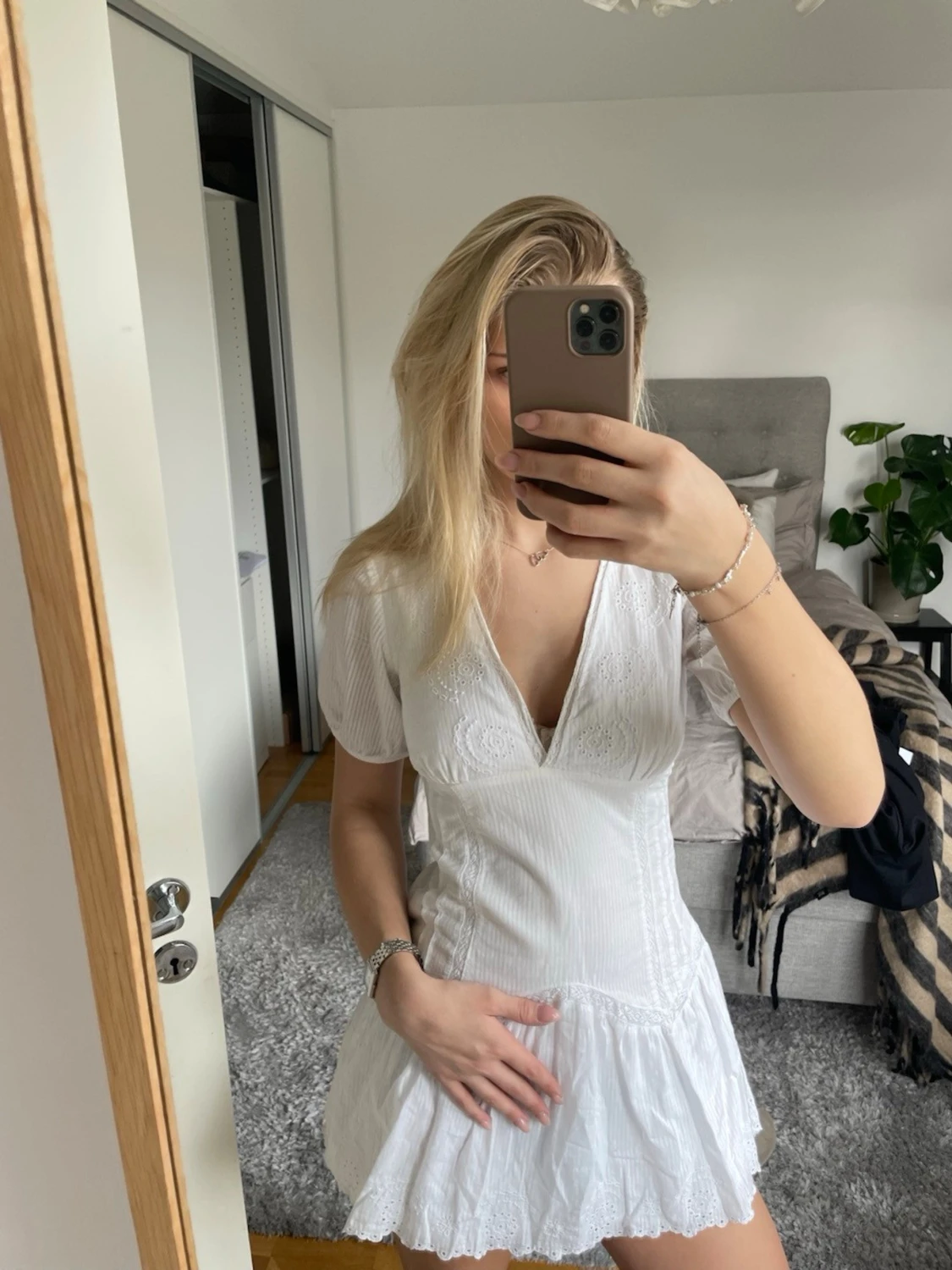 Vit kortklänning med v-ringning - 3
