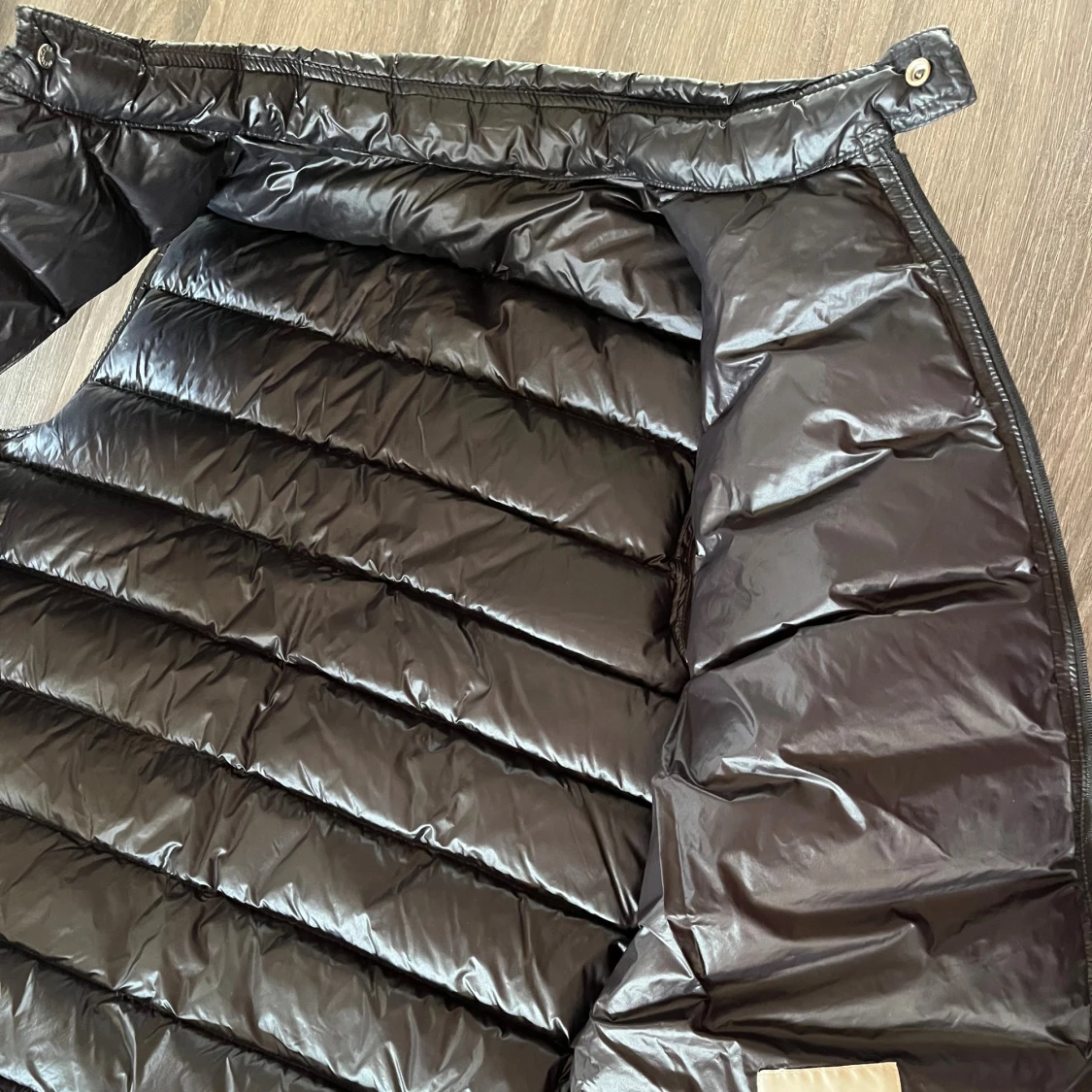 Svart dunväst från Moncler - dragkedja trasig, därför billig  - 1