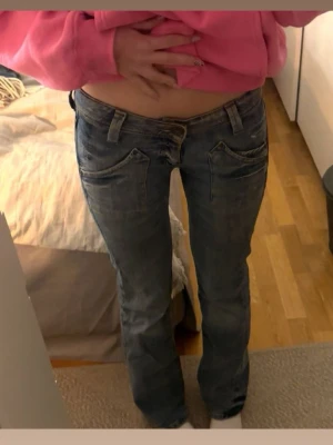 Lee bootcut jeans (läs beskrivning!) - Säljer dessa Lee jeans som är lågmidjade och bootcut då de inte kommer till användning längre. Jag köpte de vintage utan någon storleks lapp så är ej säker på exakta size men passar perfekt på mig som brukar ha 34/36 och är 168, skriv om ni undrar!❤️❤️