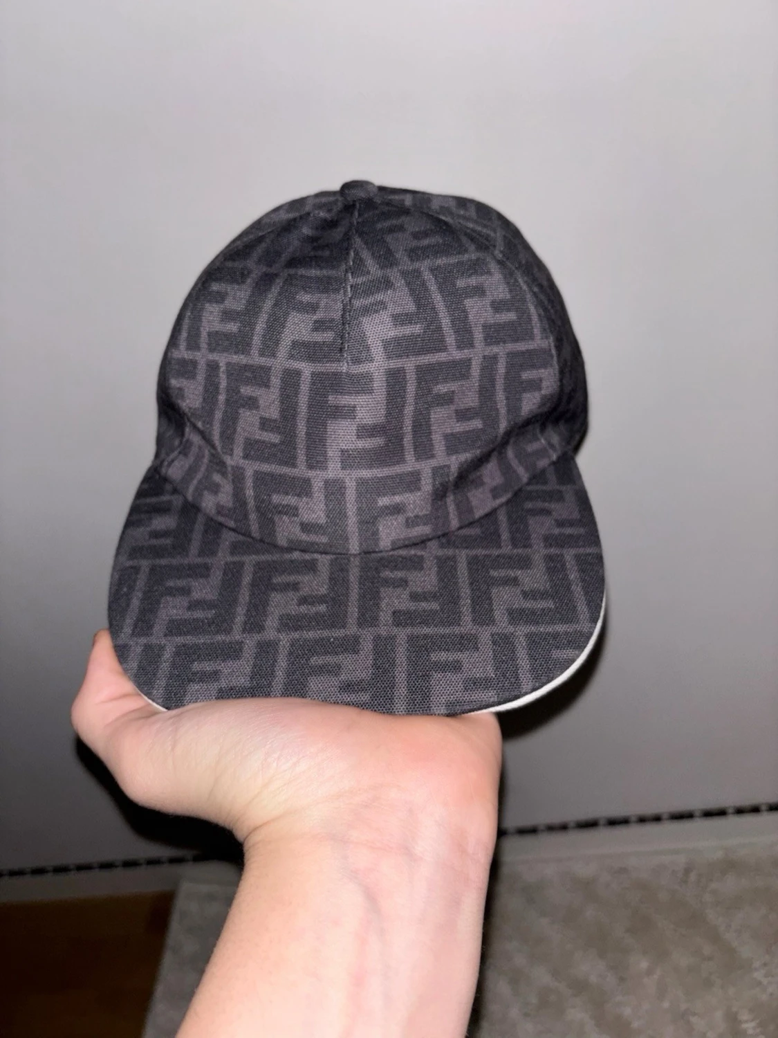 Svart keps med Fendi-logga - 1