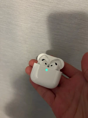AirPods 4 ANC - Säljer mina AirPods 4 ANC som är i fint skick men har ingen kartong kvar och därav så säljs de lite billigare. I övrigt är hörlurarna i fint skick och de funkar utmärkt.