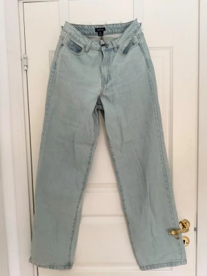 Smutsblåa jeans - Midjeans med smutsblå färg. 