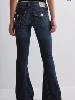 True Religion mörkblå bootcut jeans - Säljer ett par mörkblå bootcut jeans från True Religion, endast använda fåtal gånger och i nyskick. Storlek 25 ❤️low waist 