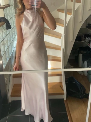 Balklänning Meshki - En rosa satinklänning ifrån Meshki, med öppen rygg. Storlek XXS och den är uppsydd av skräddare för att passa någon som är ish 160-165. (Jag är 163). Klänningen har små små ”repor” på vänstra sidan. Kostade 109 pund (ish 1400 kr) ny och är enbart använd en gång!❤️ Den är öppen i ryggen, modellen är Esther ifrån Meshki!