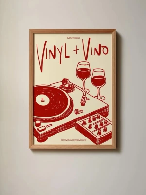 Affisch Vinyl + Vino 50x40cm - Snygg affisch med motiv av en vinylspelare, två vinglas och mixer i röd färg på beige bakgrund. Texten 'Vinyl + Vino' står i toppen. Perfekt som dekoration i kök- eller vardagsrum. 50x40cm, ram ingår ej 