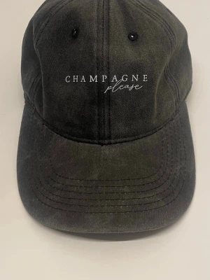 Champagne keps - Helt ny! Pris kan diskuteras vid snabb affär!