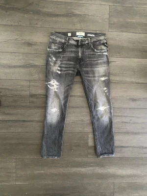 Grå slim fit jeans från Replay - Säljer dessa feta jeansen från replay. De är i bra skick, inga defekter då de är sydda på vissa ställen. Även inga hål som man ser benen genom. Skriv vid minsta lilla intresse, storlek: W33, L32