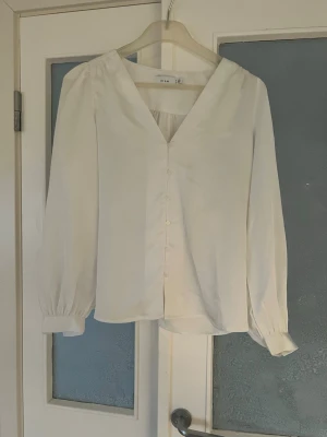 Vit blus med v-ringning från Vila - En gullig blus från vila i storlek 40 men skulle säga att den är som en 38 typ M eller S. Är för stor för mig och kommer därför inte till användning. Skriv vid funderingar eller om ni vill ha fler bilder! 🥰