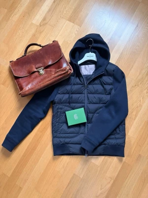 Herno Cardigan - Säljer nu en asfet marinblå vårjacka  från Herno i mycket bra skick!👍 Jackan är självklart äkta och bevis finns💯Nypris: 9899 Mitt pris: 3599🤩Var inte rädd för att ställa fler frågor✅