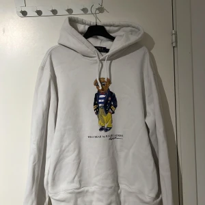 Vit Polo Bear Ralph Lauren - Nyskick och knappt använd. Nypris: 1900 kr