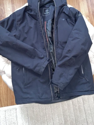 Tenson jacka storlek S - Tenson jacka i storlek S, herr model och i väldigt fint skick. Köpt förra året och inte använt mycket, fungerar bra på vintern och hösten.