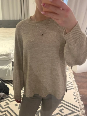 Beige stickad tröja  - Beige stickad tröja från stradivarius! Ynka nopprig! Storlek xs/s💕💕