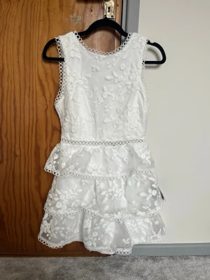 Studentklänning - Oanvänd studentklänning som köptes förra året men aldrig kom till användning. Inga skador och lapparna sitter kvar