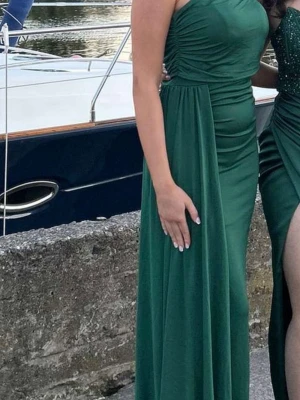 Grön balklänning  - Elegant grön bal klänning  med offshoulder-design Klänningen har släp på ena sidan. Uppsydd i längden, jag är 166cm