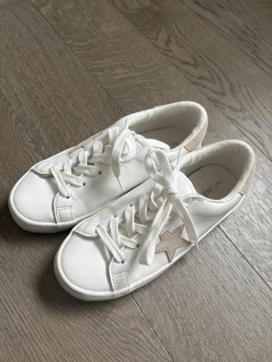 Vita sneakers med beige stjärna - Super snygga trendiga skor med en stjärna 🌟 perfekt inför våren 🍒använd 1/ 2 gånger 
