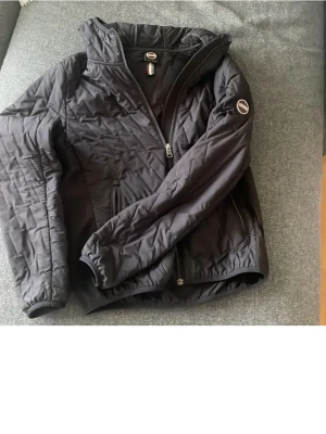 Svart quiltad jacka från Colmar  - Tja säljer en svart lättvikts jacka från Colmar. Storleken är 14y 166 cm men den passar dig mellan 160-172. Jackan är i mycket bra skick, den har inga defekter osv. Svarar på allt. Pris kan diskuteras 