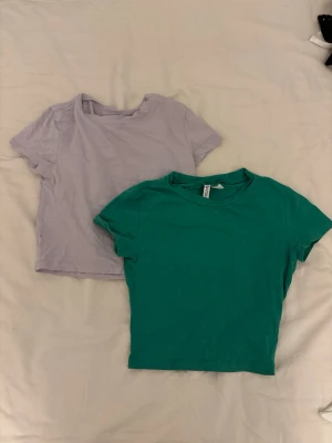 T-shirt sätt  - Två kortare T-shirts i storlek S