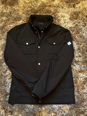 J.Lindeberg Field Jacket - Tjena! Säljer nu denna J.Lindeberg Field Jackan. Storlek M - Skick 10/10 - Nypris på denna är 3000 och mitt pris 1799, (pris kan diskuteras vid snabb affär). Hör gärna av er vid minsta fundering/fråga. MVH JL STORE