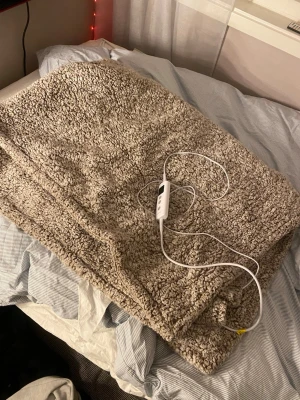 Värmefilt från PureSense beige - Mysig beige värmefilt från PureSense med fluffigt teddy-material. Filtens kontroll har digital display och flera värmelägen som styrs med knappar. Ny pris ligger på 799kr. Endast öppnad från paketet så säkerhetsmanual finns kvar och filten är i nyskick. Har bara inte kommit till användning för mig så är inget fel på alls.😄