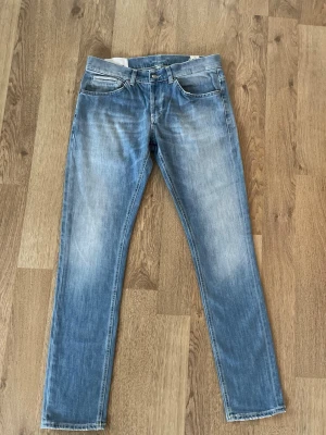 Dondup Jeans - Säljer ett par helt nya ljusblå dondup jeans för endast 749kr!                                                                             Nypris:3999kr därav väldigt bra erbjudande.             Modell: skinny fit                                                            Om ni har några frågor är det bara att fråga på!