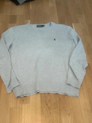 Polo Ralph lauren tröja  - Säljer denna riktigt snygga stickade Ralph Lauren tröjan för ett rimligt pris med tanke på tröjans original pris (1799kr). Tröjan är i ett väldigt bra skick och har inga skavanker. Hör av dig vid minsta fråga! 🔥 🔥 