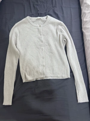 Beige topp - En beige topp i stl XS, passar även S säljs för 60 kr. 