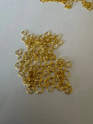 100st hopringar  - Säljer av material som jag använt för att göra smycken. Har 2025 tillverkat och sålt smycken för över 50.000kr så är något folk uppskattar (om man håller låga priser) . Nu har jag dock tappat intresset så säljer av allt jag har. Kolla gärna in andra annonser   I denna annons hittar du ca 100st hopringar för att kunna göra smycken