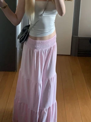 Långkjol - Säljer denna jätte söta ljusrosa långkjolen från lager 157 använd 1 gång