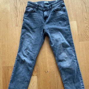Jack &jones - Säljer dessa jeansen från Jack&Jones. De är i bra skick och har inga defekter. Passar dig som är mellan 160-165
