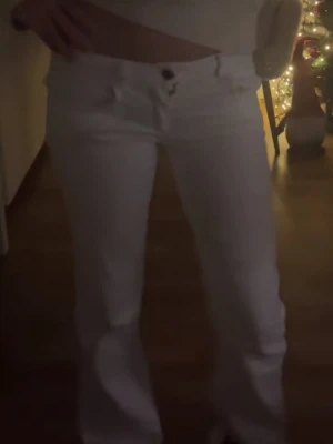Vita jeans - Säljer ett par vita jeans som är utsvängda. dem är super fina och är knappt andvända! 🫶🥹