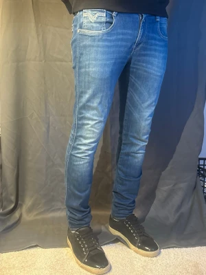 Replay jeans - Säljer ett par blåa replay jeans med vita tvättningar på knäna. Storleken är 29/32 och jeansen är töjbara och har inga dieffekter. Skriv vid mer frågor 🥰