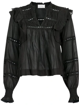 Svart volangblus från Neo Noir - Trendig svart blus från Neo Noir med volangdetaljer och transparenta partier. Blusen har v-ringning, långa ärmar med smock vid ärmslut och dekorativa spetsinslag. Perfekt för dig som gillar en romantisk och bohemisk stil.