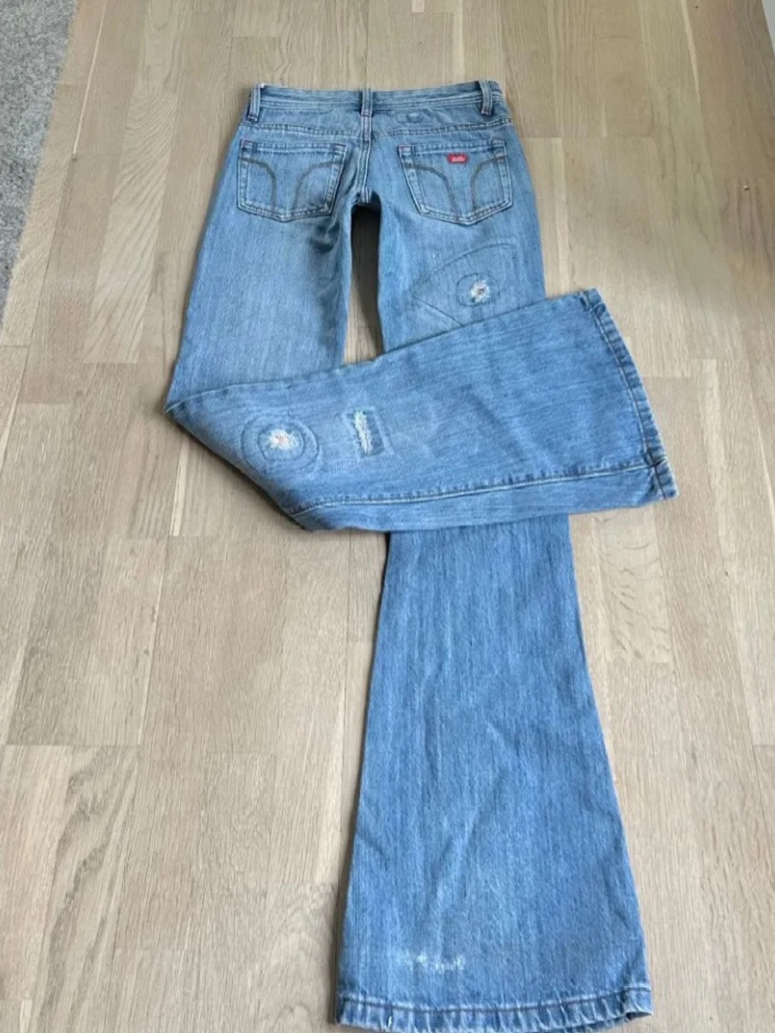 Ljusblå slitna bootcut jeans - 2