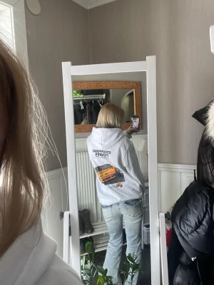Vit Hoodie🤗💕 - Passar både dig och din pojkvän.☺️Finns en fläck mitt på bröstet finns bild på tredje. Och några få lite mindre synliga olje fläckar på luvan, kolla bild på den fjärde. Jag kan pröva att få bort dem om du inte vill göra det själv. Jag sänker priset om du vill få bort den själv annars så stannar jag på det som e nu.🤗💕