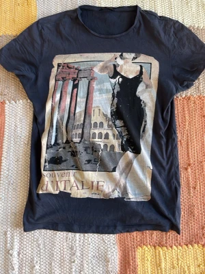 Mörkblå t-shirt - Riktigt fet T-shirt, med snyggt tryck. Kommer från Antony moratoriet 2018 kollektion, står storlek L men är liten i storleken så passar nog mer M 