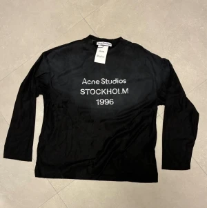 Acne studios tröja - Tjena ! Säljer nu denna feta Acne Studios tröjan. Den är i storlek ”M” och helt oanvänd. Vid frågor eller funderingar är det bara att höra av sig!