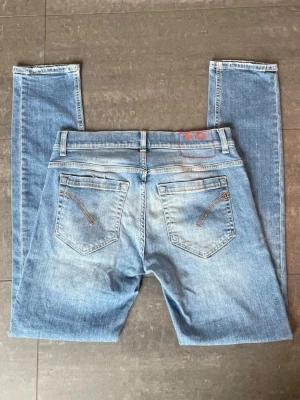 Dondup George Jeans - Säljer dessa feta ljusblå Dondup Jeansen i storlek 31. Nypriset ligger runt 4000kr, säljer för 699kr! Bara att höra av sig med frågor och skicka gärna prisförslag jag diskuterar gärna priset💯