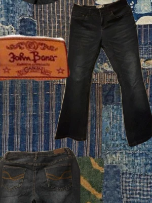 Svarta bootcut jeans John Baner - Snygga svarta bootcut jeans från John Baner med klassiska fem fickor och kontrastsömmar baktill. Jeansen har en något utsvängd passform och är perfekta för en avslappnad men trendig look. Materialet är denim med lätt stretch för extra komfort.De har knappt vara använda så det är i bra skick.